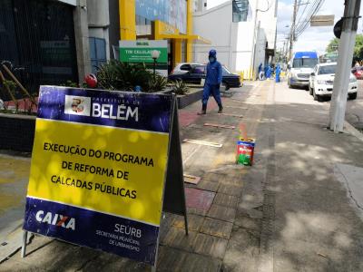 Calçadas recebem demarcação de distanciamento para evitar contato físico em filas
