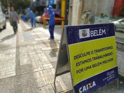 Calçadas recebem demarcação de distanciamento para evitar contato físico em filas