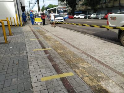 Calçadas recebem demarcação de distanciamento para evitar contato físico em filas