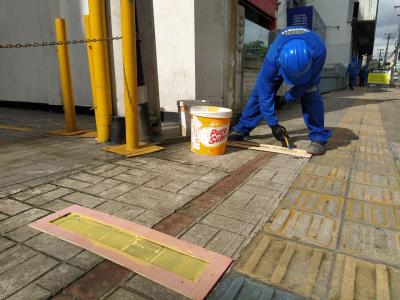 Calçadas recebem demarcação de distanciamento para evitar contato físico em filas