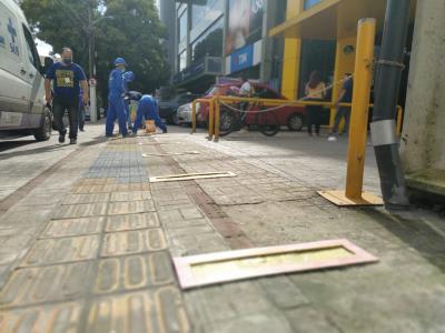 Calçadas recebem demarcação de distanciamento para evitar contato físico em filas