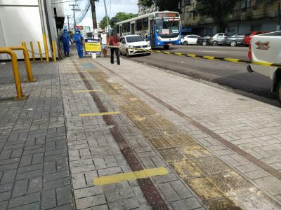 Calçadas recebem demarcação de distanciamento para evitar contato físico em filas