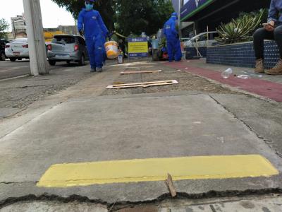 Calçadas recebem demarcação de distanciamento para evitar contato físico em filas