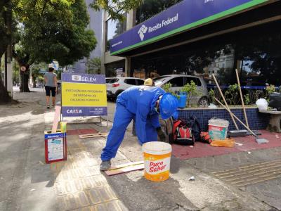 Calçadas recebem demarcação de distanciamento para evitar contato físico em filas