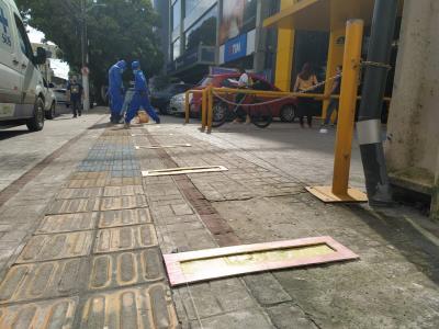 Calçadas recebem demarcação de distanciamento para evitar contato físico em filas