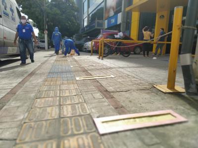 Calçadas recebem demarcação de distanciamento para evitar contato físico em filas