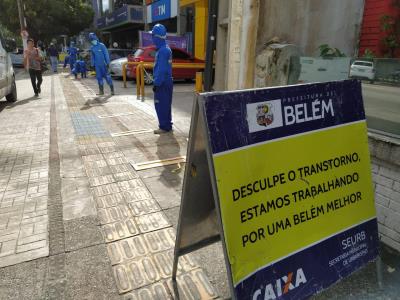 Calçadas recebem demarcação de distanciamento para evitar contato físico em filas