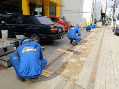 Calçadas recebem demarcação de distanciamento para evitar contato físico em filas