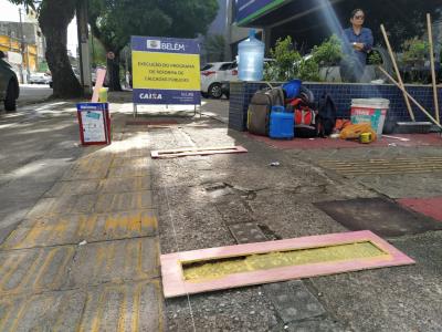 Calçadas recebem demarcação de distanciamento para evitar contato físico em filas