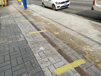 Calçadas recebem demarcação de distanciamento para evitar contato físico em filas
