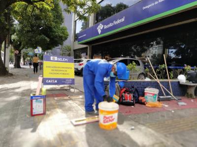 Calçadas recebem demarcação de distanciamento para evitar contato físico em filas
