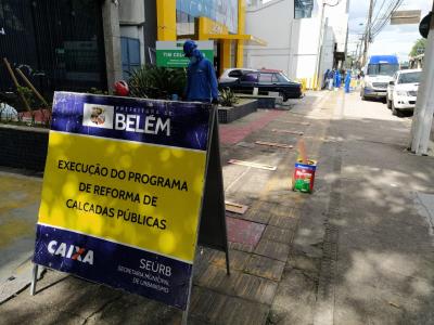 Calçadas recebem demarcação de distanciamento para evitar contato físico em filas