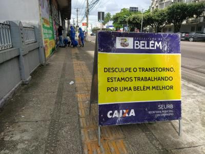Calçadas recebem demarcação de distanciamento para evitar contato físico em filas