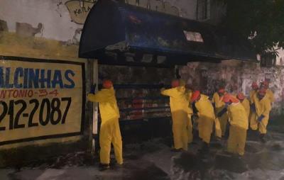 Mutirão de limpeza percorre os abrigos de paradas de ônibus do centro da cidade