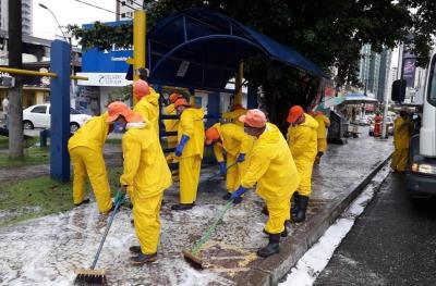 Mutirão de limpeza percorre os abrigos de paradas de ônibus do centro da cidade