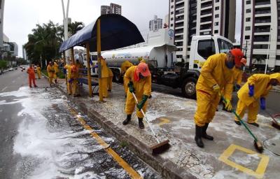 Mutirão de limpeza percorre os abrigos de paradas de ônibus do centro da cidade