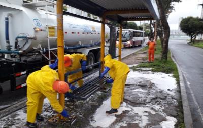 Mutirão de limpeza percorre os abrigos de paradas de ônibus do centro da cidade