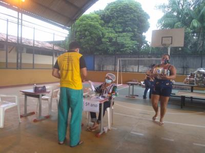 Kits de merenda escolar são distribuídos para alunos do distrito de Icoaraci