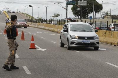Barreiras são montadas para fiscalizar trânsito durante lockdown