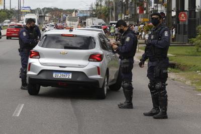 Barreiras são montadas para fiscalizar trânsito durante lockdown