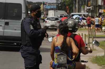 Barreiras são montadas para fiscalizar trânsito durante lockdown