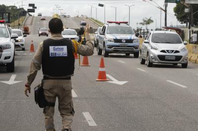 Barreiras são montadas para fiscalizar trânsito durante lockdown