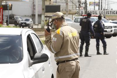 Barreiras são montadas para fiscalizar trânsito durante lockdown