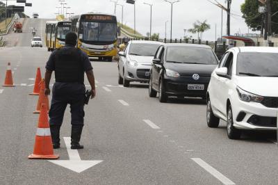Barreiras são montadas para fiscalizar trânsito durante lockdown