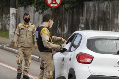 Barreiras são montadas para fiscalizar trânsito durante lockdown