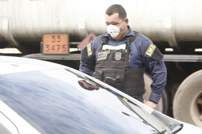 Barreiras são montadas para fiscalizar trânsito durante lockdown