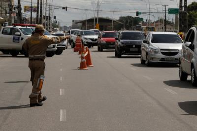 Barreiras são montadas para fiscalizar trânsito durante lockdown