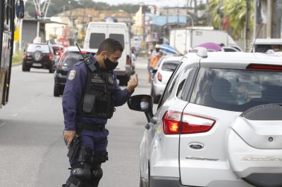 Barreiras são montadas para fiscalizar trânsito durante lockdown