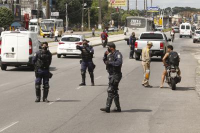 Barreiras são montadas para fiscalizar trânsito durante lockdown