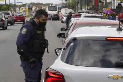 Barreiras são montadas para fiscalizar trânsito durante lockdown