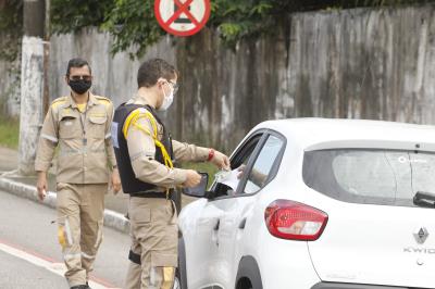 Barreiras são montadas para fiscalizar trânsito durante lockdown