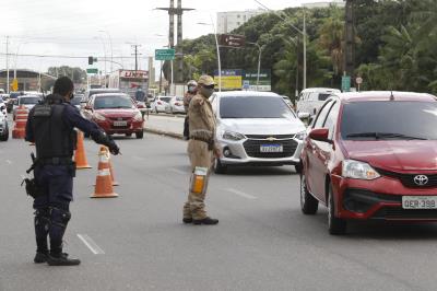 Barreiras são montadas para fiscalizar trânsito durante lockdown