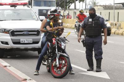 Barreiras são montadas para fiscalizar trânsito durante lockdown