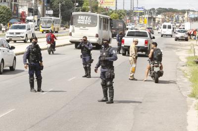 Barreiras são montadas para fiscalizar trânsito durante lockdown
