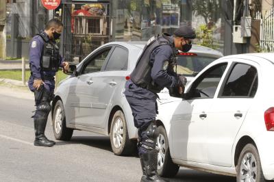 Barreiras são montadas para fiscalizar trânsito durante lockdown