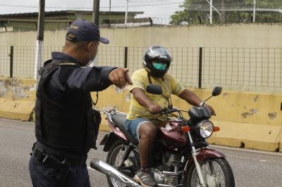 Barreiras são montadas para fiscalizar trânsito durante lockdown