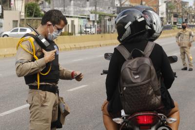 Barreiras são montadas para fiscalizar trânsito durante lockdown
