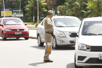 Barreiras são montadas para fiscalizar trânsito durante lockdown