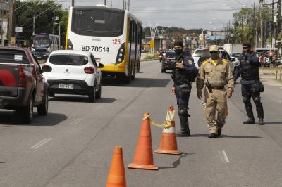 Barreiras são montadas para fiscalizar trânsito durante lockdown
