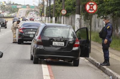 Barreiras são montadas para fiscalizar trânsito durante lockdown