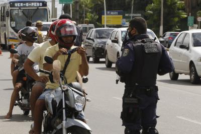 Barreiras são montadas para fiscalizar trânsito durante lockdown