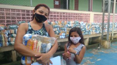 Entrega de Kits da merenda escolar continua em vários bairros da cidade