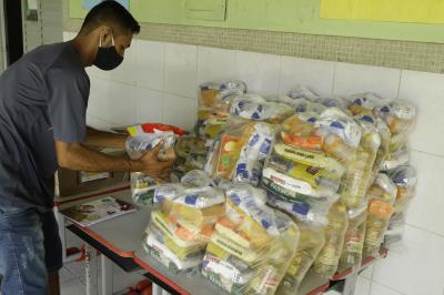 Mais de 30 mil alunos da rede municipal já receberam kits merenda do terceiro lote