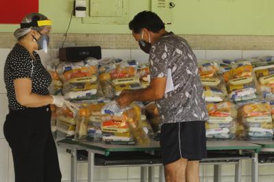 Mais de 30 mil alunos da rede municipal já receberam kits merenda do terceiro lote