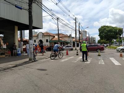 Prefeitura faz bloqueios e ordenamento no bairro da Pedreira