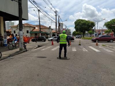 Prefeitura faz bloqueios e ordenamento no bairro da Pedreira